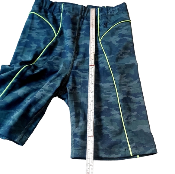 Good American Electric Feel Camo Bike Shorts size 4 / XL - Picture 8 of 8